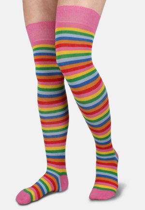 Bunte Oberschenkelstrümpfe mit horizontalen Streifen in Pink, Rot, Grün, Blau und Gelb, mit einem einfarbigen pinken Band oben.