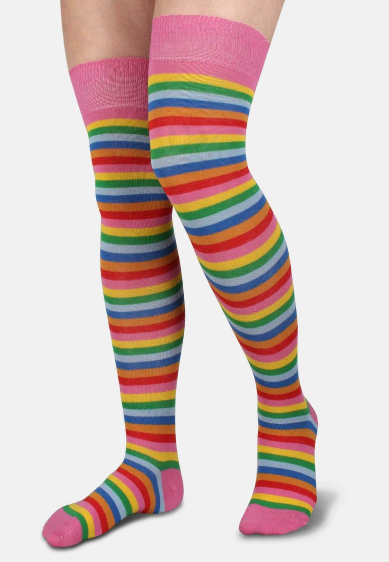 Bunte Oberschenkelstrümpfe mit horizontalen Streifen in Pink, Rot, Grün, Blau und Gelb, mit einem einfarbigen pinken Band oben.