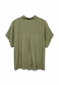 Camicetta corta verde oliva a maniche corte con colletto, presenta una cucitura sul retro e una vestibilità ampia. Il materiale sembra strutturato e leggero.