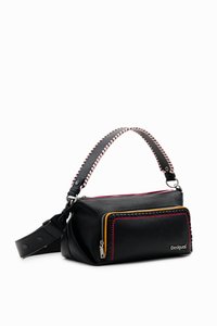 Borsa a tracolla in pelle nera con tasca frontale con zip, accenti di cucitura rosa e una tracolla removibile con design intrecciato.