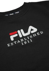 Czarna bluza z haftowanym logo "FILA" w kolorze białym i czerwonym, z napisem "ESTABLISHED 1911" poniżej w kolorze białym. Żebrowany kołnierz i mankiety.
