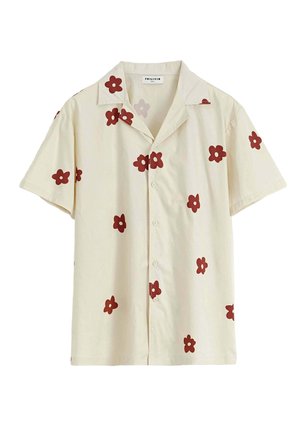 Chemise beige à manches courtes avec boutons, imprimés de fleurs rouges et col décontracté.