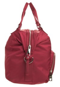 Punainen nailonilaukku, jossa on vetoketjukiinnitys, kaksi kahvaa ja sivussa vetoketjutasku. Ominaisuuksia ovat pyöreä muoto ja kiiltävät hopeiset yksityiskohdat.