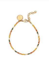 Pulsera de cuentas coloridas con herrajes dorados. Presenta pequeñas cuentas en naranja, verde, amarillo y blanco, acentuadas con cuentas espaciadoras doradas. Cadena ajustable.