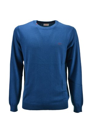 Maglione blu a maniche lunghe con scollo tondo, piccolo logo rosso sul petto sinistro e polsini e orlo a costine.