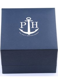 Scatola di cartone blu scuro con una finitura liscia, caratterizzata da un logo ancorato bianco e le iniziali "PH" stampate sulla parte superiore. Nessun altro dettaglio visibile.