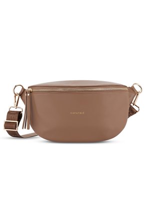 Sac banane en cuir marron avec fermeture éclair dorée, sangle ajustable, et "EXPATRIÉ" embossé en or au centre avant.