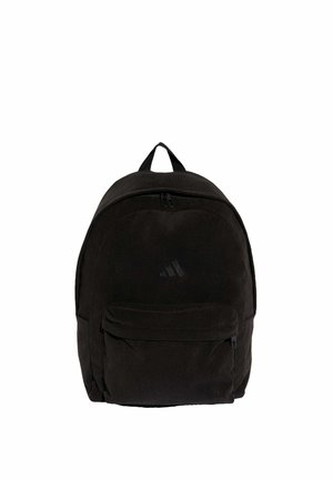 Schwarzer Rucksack mit Frontreißverschlusstasche, oberem Tragegriff und minimalistischem Logo in der vorderen Mitte vor weißem Hintergrund.
