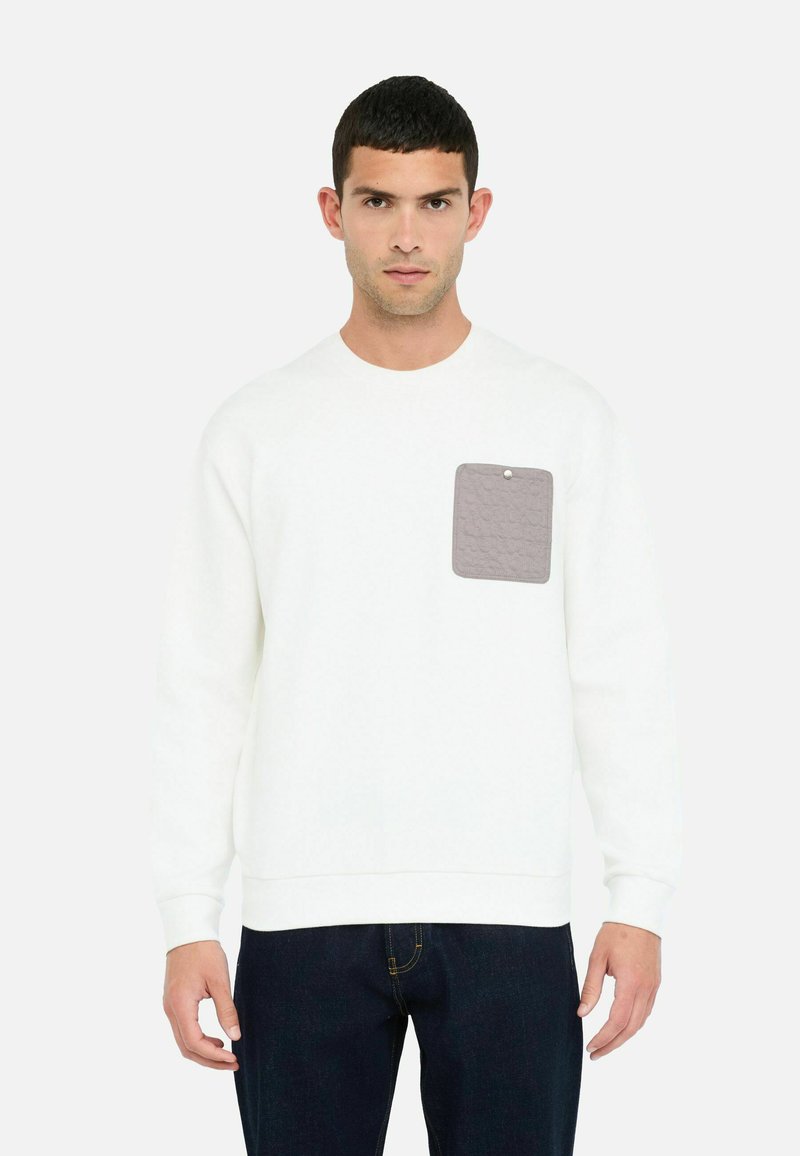 Witte sweatshirt met een ronde hals, voorzien van een gestructureerde grijze patch pocket op de linkerborst. Ribgebreide manchetten en onderrand. Casual pasvorm.