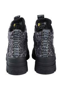 Sneaker alte con stampa leopardata nera e grigia, in materiale testurizzato, suola in gomma e distintivo marchio "BUFFALO" sui pannelli posteriori.