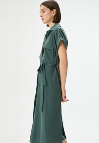 Koton POCKET DETAIL BUTTONED SHORT SLEEVE BELTED MIDI - Paitamekko - green