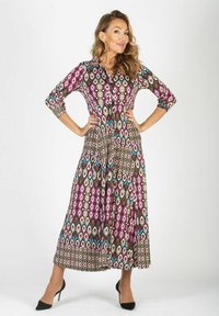Długa, drukowana sukienka z wielokolorowym wzorem w romby w odcieniach różu, niebieskiego i brązowego na jasnym tle. Rękawy trzy czwarte i zapięcie na guziki.
