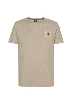 Beige katoenen t-shirt met korte mouwen, ronde hals en een patch met bloemenafbeeldingen op de linkerborst. Gladde textuur.
