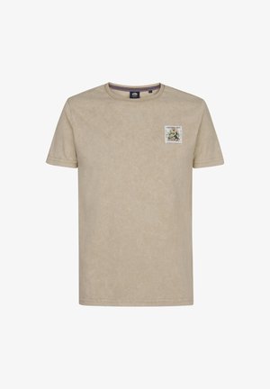 Beżowy bawełniany t-shirt z krótkimi rękawami, okrągłym dekoltem i naszywką z motywem kwiatowym na lewej piersi. Gładka faktura.