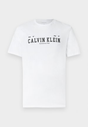 Bela majica s kratkimi rokavi s črnim napisom "NY CALVIN KLEIN Established 1968" čez prsi, z okroglim izrezom in običajnim krojem.