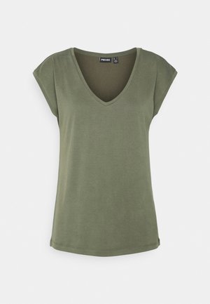 Olive zaļas V-veida t-krekls, izgatavots no mīksta un viegla auduma. Īsas piedurknes ar brīvu piegriezumu un taisnu apakšmalu. Nav rakstu vai akcentu.