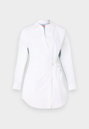 Witte langsliv shirt met een wikkelontwerp, voorzien van een kraag, zijknoopes en contrasterende blauwe accenten op de mouwen. Glad, lichtgewicht stof.