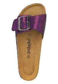Fioletowe syntetyczne klapki z teksturowanym metalicznym paskiem i srebrną klamrą. Korkowa wkładka o naturalnym wykończeniu i czarna gumowa podeszwa.