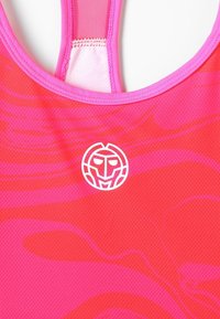 Säänteinen aktiiviliikuntapaita kirkkaan vaaleanpunaisena, jossa on teksturoitu, aaltoileva kuvio ja valkoinen pyöreä logo keskellä. Säädettävät olkaimet.