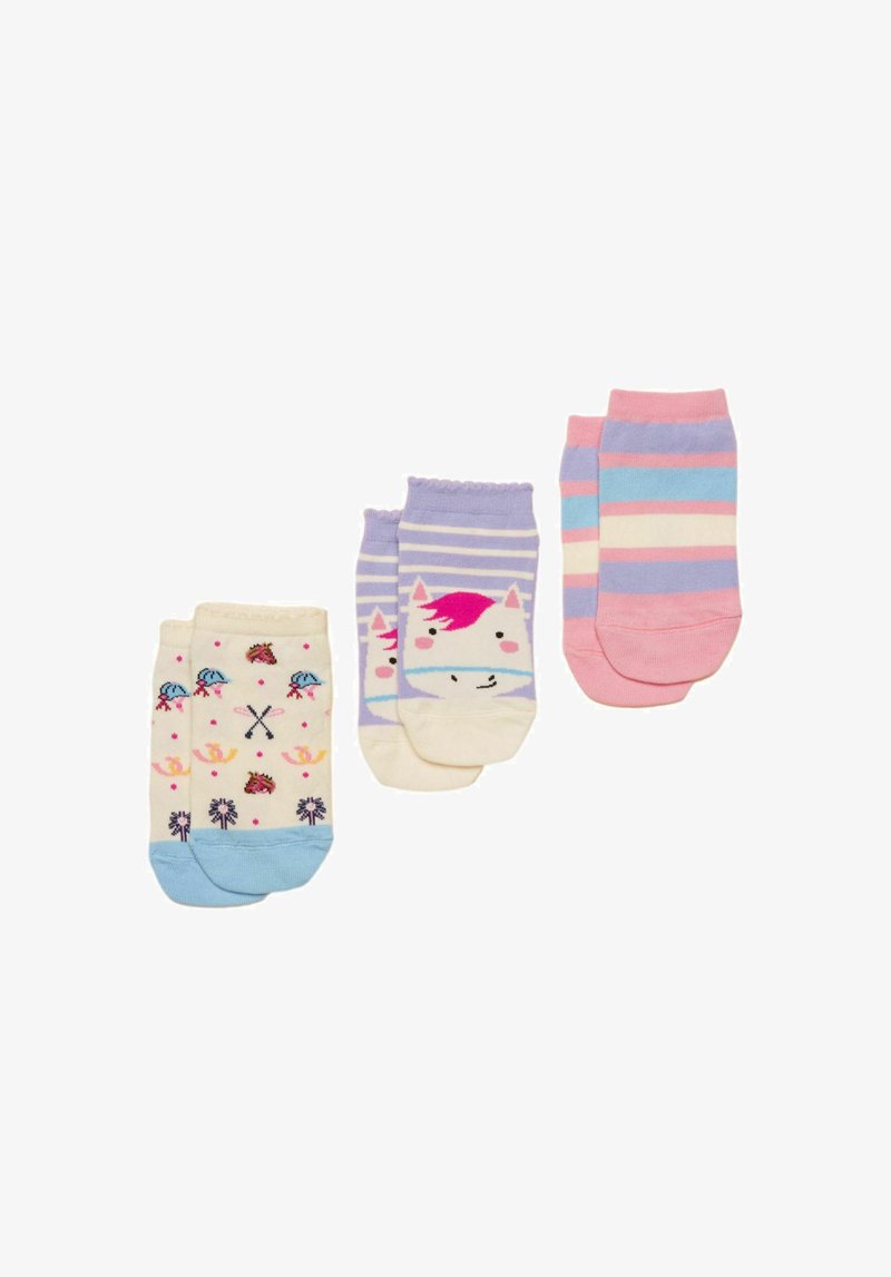 Trois paires de chaussettes pour enfants à la cheville : une avec des icônes de plage, une avec un visage de licorne sur des rayures violettes, et une avec des rayures roses, bleues et crème.
