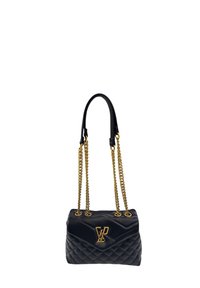 Borsa a tracolla in pelle trapuntata nera con catene dorate e un logo decorativo sul fronte; presenta una forma strutturata e cuciture ben evidenti.