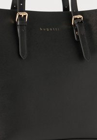 Borsa tote nera Bugatti con un design testurizzato. Presenta un logo dorato, due tracolle e un dettaglio con fibbia su una tracolla.