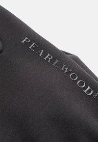 Juodas audinys su minkšta tekstūra, su iškilniu tamsaus spalvos logotipu "PEARLWOOD®" siūlų linijoje. Paprastas ir modernus dizainas.