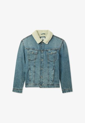 Giacca di denim con una finitura blu chiaro, dotata di un colletto in ecopelliccia crema, due tasche sul petto, chiusure a bottone e maniche lunghe.