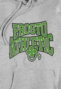 Szara bluza z kapturem z zielonym napisem "PROSTO ATHLETIC" i zieloną grafiką koniczyny. Wykonana z bawełnianego materiału o gładkiej strukturze, z kieszenią z przodu.