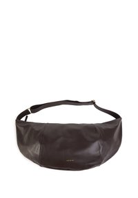 Braune Leder-Crossbody-Tasche mit abgerundetem Design, verstellbarem Tragegurt und goldfarbenem Logoakzent. Glatte Textur mit minimalistischem Stil.