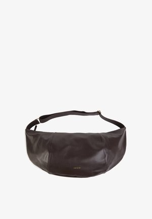 Smeđa kožna torba za rame s zakrivljenim dizajnom, podesivim remenom i suptilnim zlatnim logotipom. Glatka površina s elegatnim završetkom.