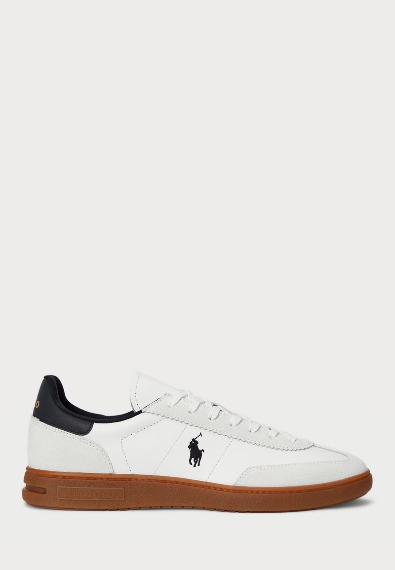 Basket basse blanche avec semelle en gomme, col de talon noir et logo Polo Ralph Lauren noir sur le côté.