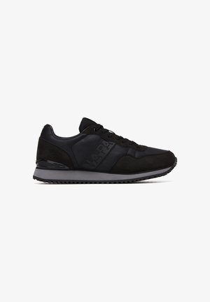 Schwarze Sneaker aus einer Kombination von glattem Synthetikmaterial und strukturiertem Wildleder. Schnürdesign mit prominentem Logo und gepolsterter Sohle.
