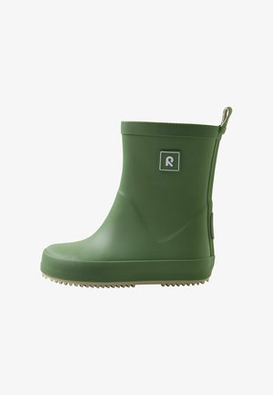 Botă de cauciuc verde pentru ploaie, cu o suprafață texturată, vârf rotunjit și o talpă texturată. Include un patch cu logo și o bandă de prindere pe spate.