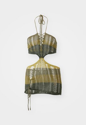 Pletený crop top v olivovo zelenej a žltej farbe, s výstrihom do V, otvoreným chrbtom a zapínaním na šnúrky s vrkočom. Vyrobený z ľahkej priadze s textúrovaným dizajnom.