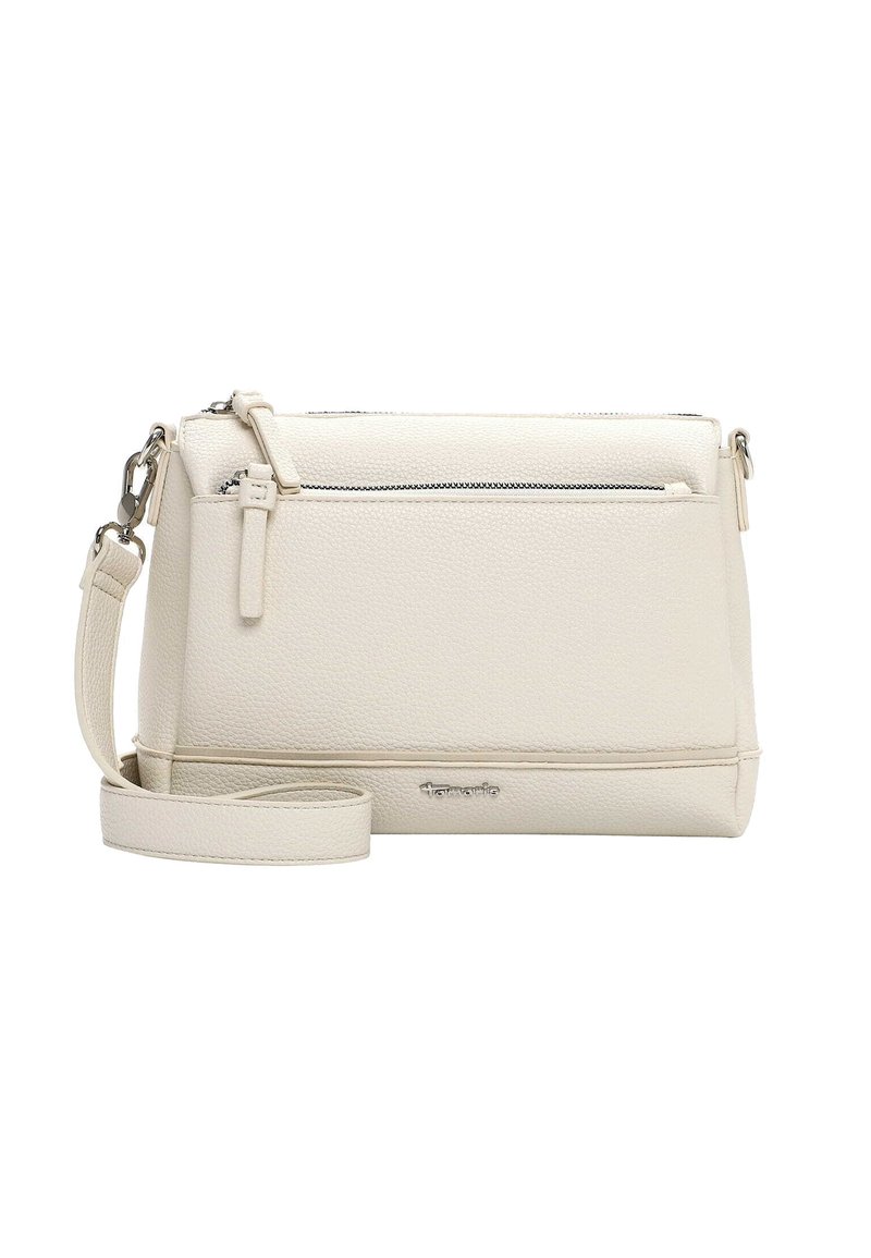 Balta ādas plecu soma ar teksturētu virsmu, rāvējslēdzēja kabatu priekšpusē, noņemamu siksnu un nelielu zīmola logotipu apakšā.