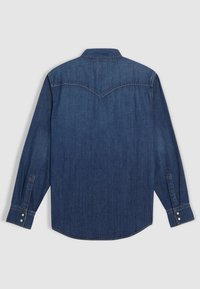 Cămașă din denim albastru închis, mâneci lungi, guler ascuțit, manșete cu nasturi, detaliu tip yoke pe spate, tiv drept. Textură netedă, croială clasică.