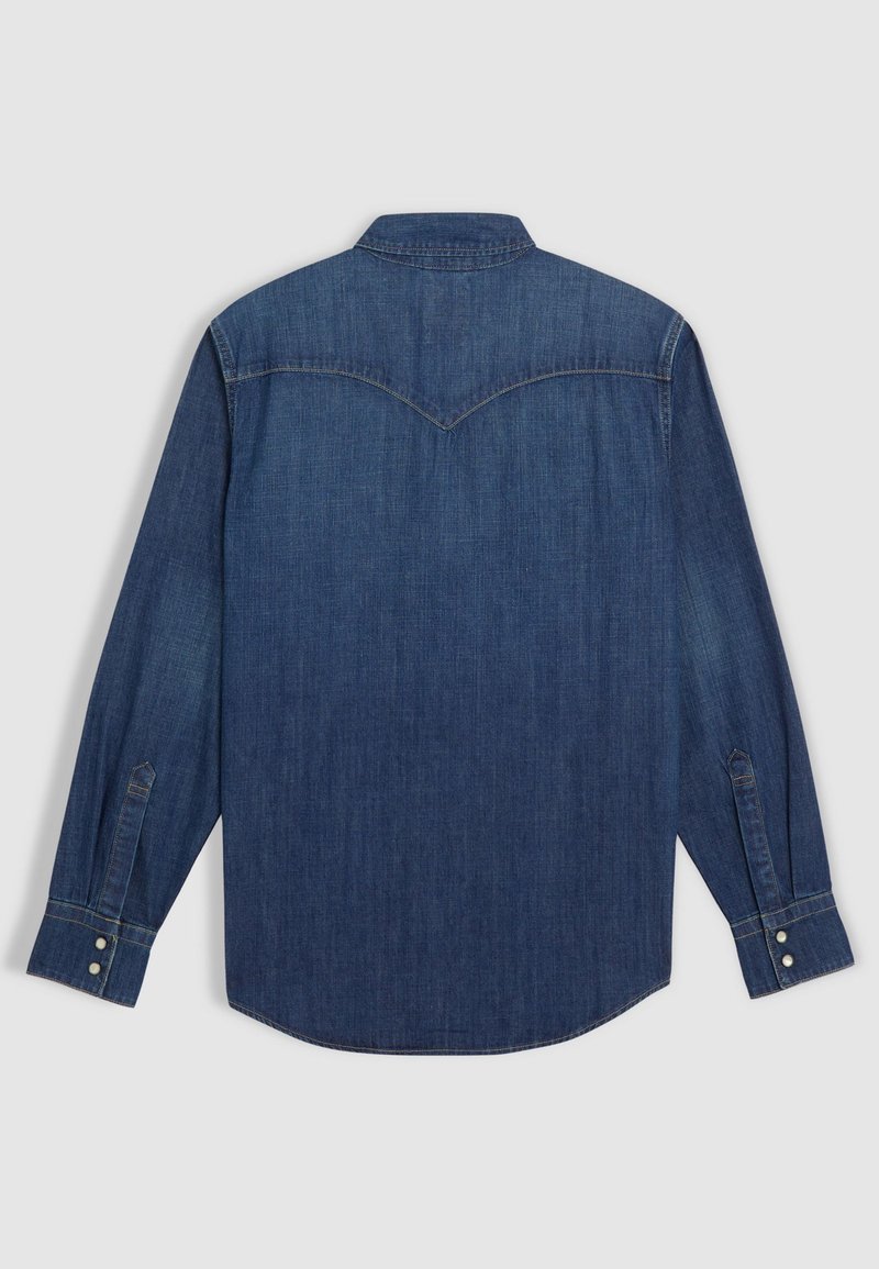 Camisa de mezclilla azul oscuro de manga larga con un diseño de yugo puntiagudo, puños abotonados y un dobladillo curvado. Textura suave con costuras sutiles.