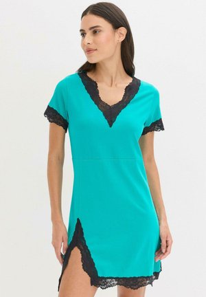 Vestito teal con maniche corte, rifinito con pizzo nero lungo il colletto e le maniche, e una profonda sventatura sul lato sinistro. Tessuto liscio e leggero.