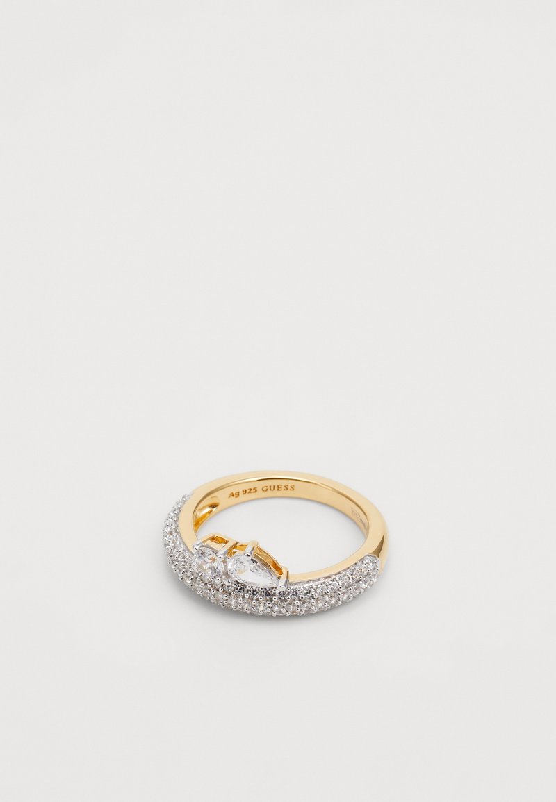 Gouden ring met een gebogen ontwerp, voorzien van een pave-set band van heldere kristallen en drie centrale peervormige stenen.