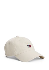 Căciulă de baseball din bumbac bej, cu o vizieră curbă și un mic logo dreptunghiular în culorile roșu, alb și albastru pe partea din față.