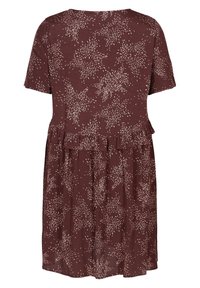 Maroon jurk met korte mouwen en een wit bloemenpatroon, met een gerimpelde zoom en een losse pasvorm. Gemaakt van lichte stof.
