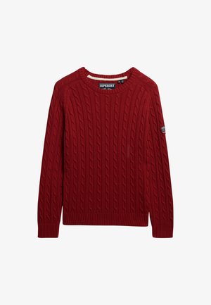 Rød kabelstrikket sweater med rund halsudskæring, ribstrikkede manchetter og kant. Har et mærketegn på venstre pude. Fremstillet af struktureret stof.