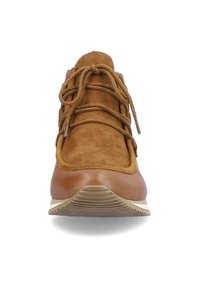 Bottines en daim marron avec bout rond, design à lacets, accents en cuir contrastés et semelle en caoutchouc texturée.