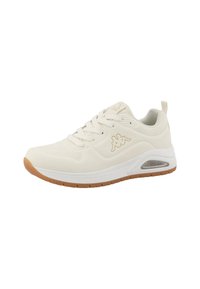 Baskets de sport légères blanches avec un design perforé, semelle épaisse et unité d'air rembourrée. Présente des accents et des lacets beiges.