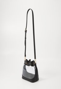 Zwarte leren bucket bag met een transparant paneel. Voorzien van een trekkoordsluiting en goudkleurige hardware. Verstelbare schouderband.