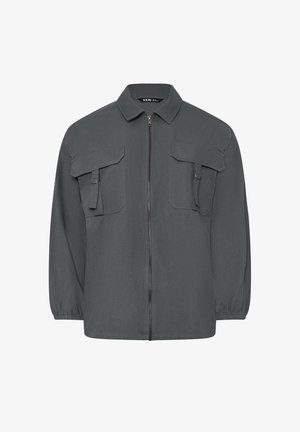 Szara kurtka zapinana na zamek z kołnierzem, wyposażona w dwie kieszenie na piersi i elastyczne mankiety. Wykonana z gładkiego materiału o minimalistycznym designie.