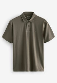 Polo de color verde oliva hecho de algodón suave, que cuenta con un cuello clásico, mangas cortas y un sutil logotipo bordado en el pecho.