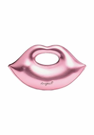 Bolso de mano rosa brillante con forma de labios, con asa ovalada y pequeño logotipo en cursiva en la parte inferior derecha.