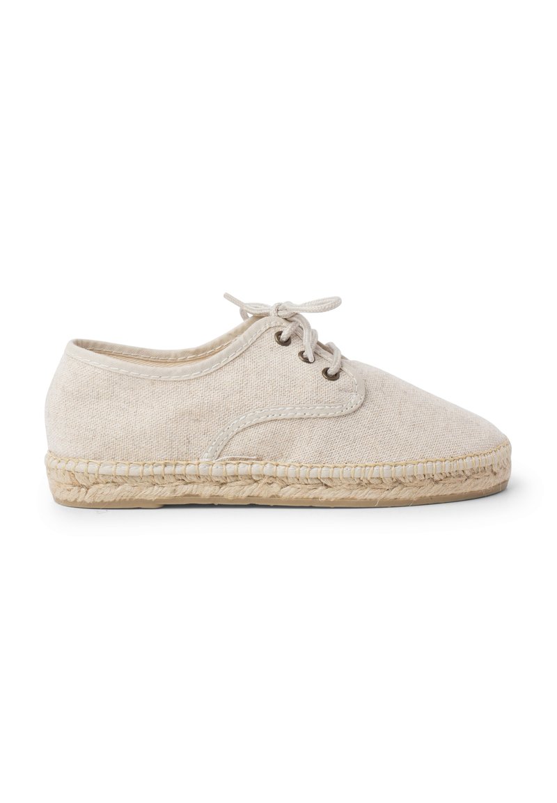 Scarpa espadrilla beige con tomaia in tessuto texture, chiusura con lacci e suola in corda naturale di juta. Design a punta rotonda.
